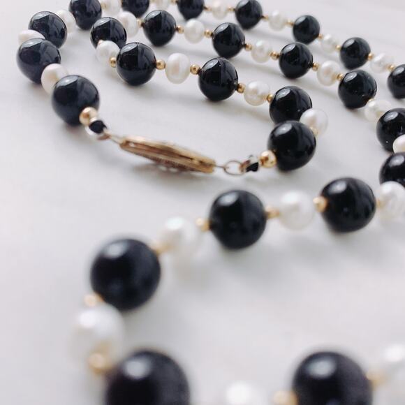 VTG Genuine Pearl & Black Glass 1950s Necklace w/ 14K Gold Filigree Clasp - Picture 9 of 16